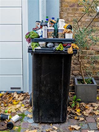 Praktisk affaldshåndtering gjort nemmere med affaldsstativer med hjul